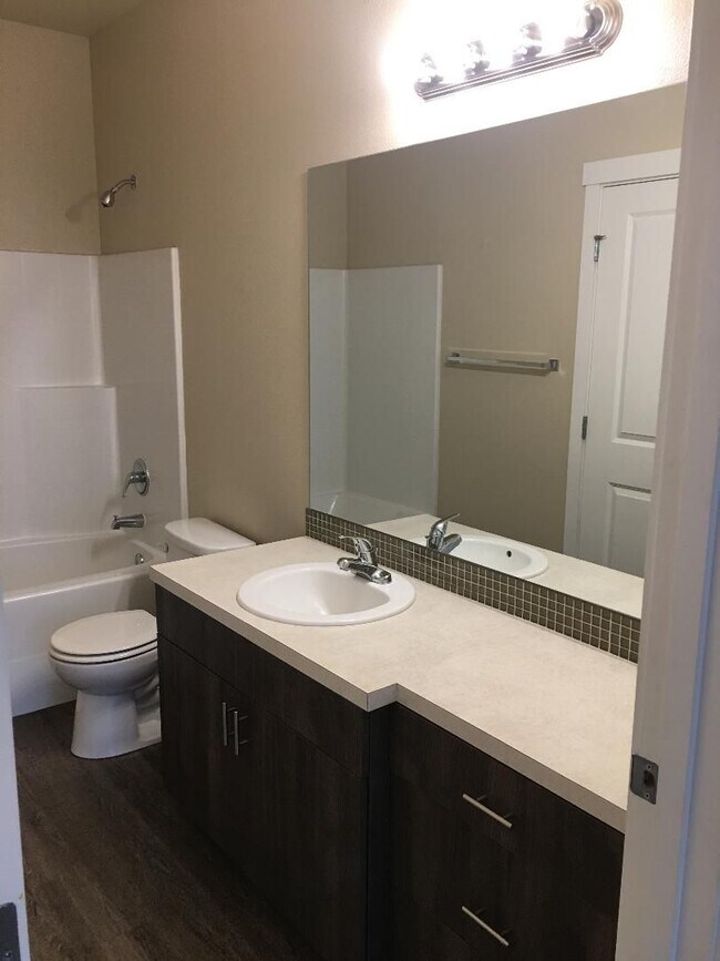 Building Photo - Spacious 3 Bedroom 2 bath!