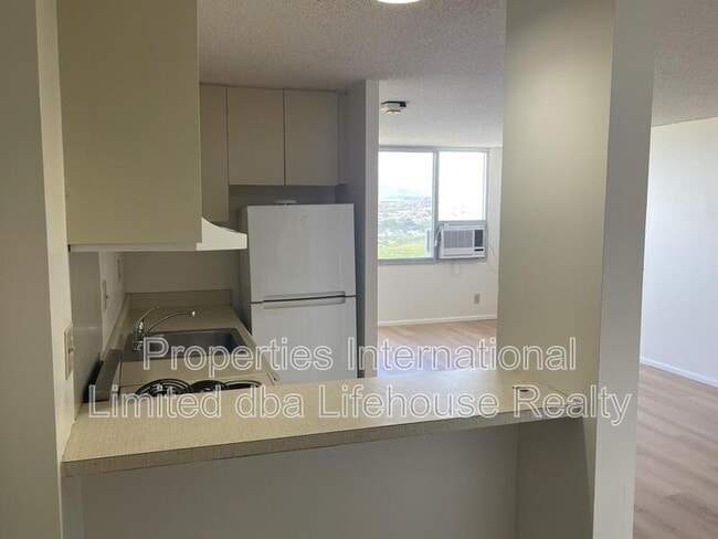 Building Photo - 1060 Kamehameha Hwy