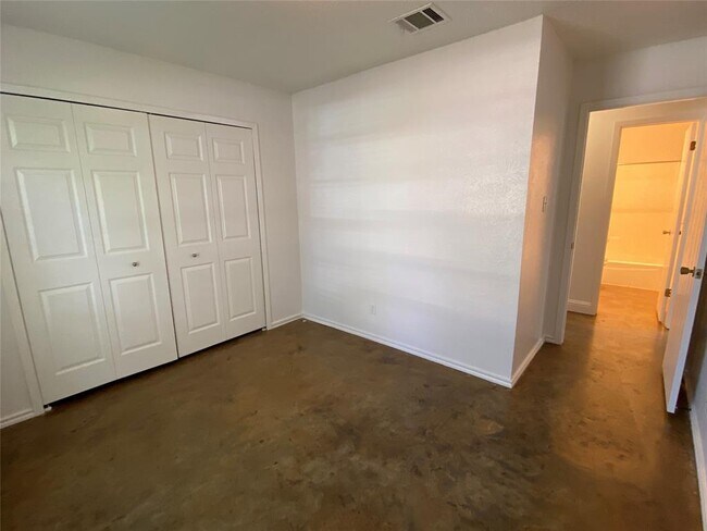 Building Photo - 2406 Broken Oak Dr