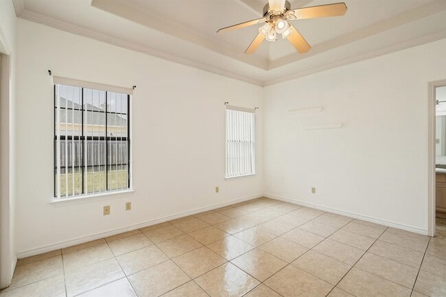 Building Photo - 302 Echo Valley Dr