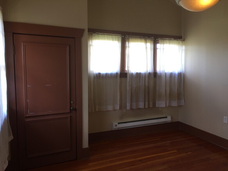 Building Photo - 105 125th St E