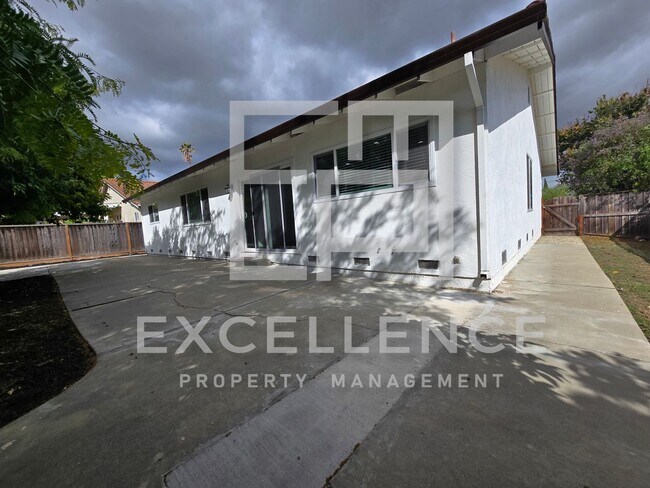Building Photo - Fully Updated 4/2 Corner Lot Home - Firepl...