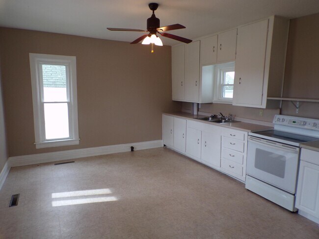 Building Photo - 13620 Tripp Rd