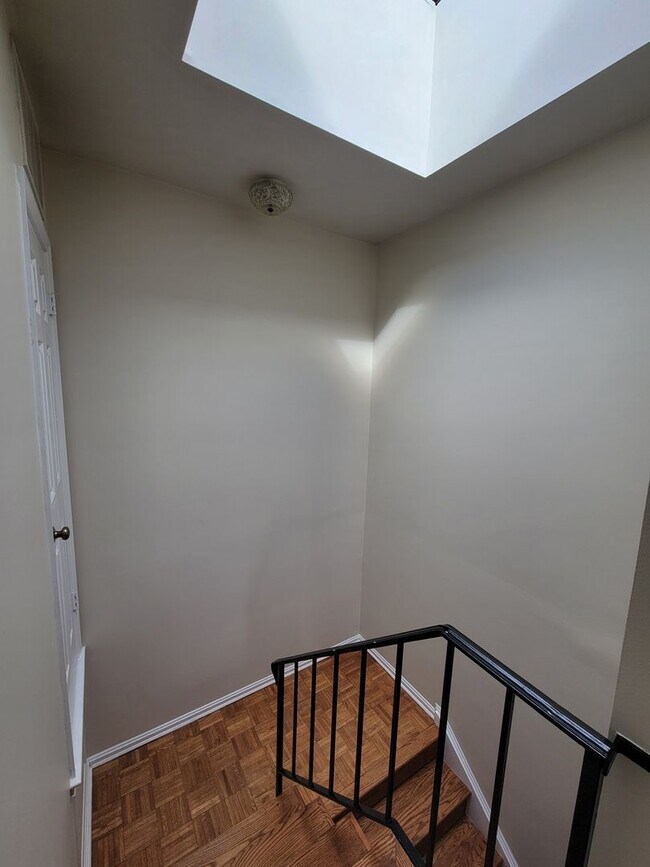 Building Photo - Spacious and Bright 2-level 1 BR in Adams Morgan