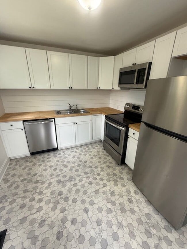 Building Photo - 3 Bedroom 1 Bath Available to Rent for $1,...
