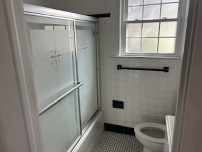 Building Photo - Quiet Downtown property