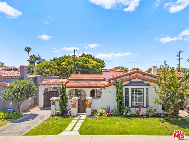 Building Photo - 3871 Roxton Ave