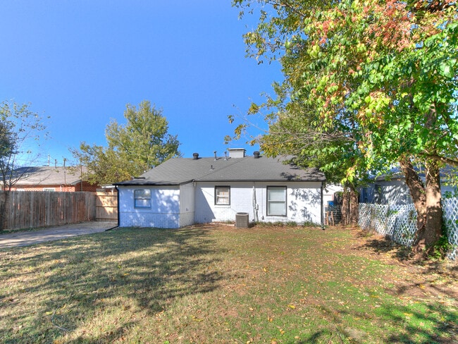 Building Photo - 220 E Jacobs Dr