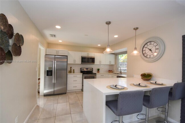 Building Photo - 609 S Crescent Dr