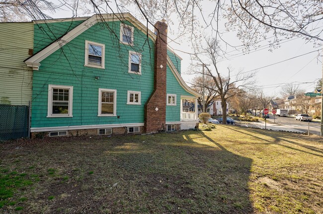 Building Photo - Great 4 Bedroom in 16th st Heights