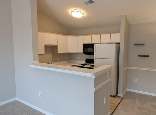 Building Photo - Bright Townhome Living in Convenient Leesburg Location