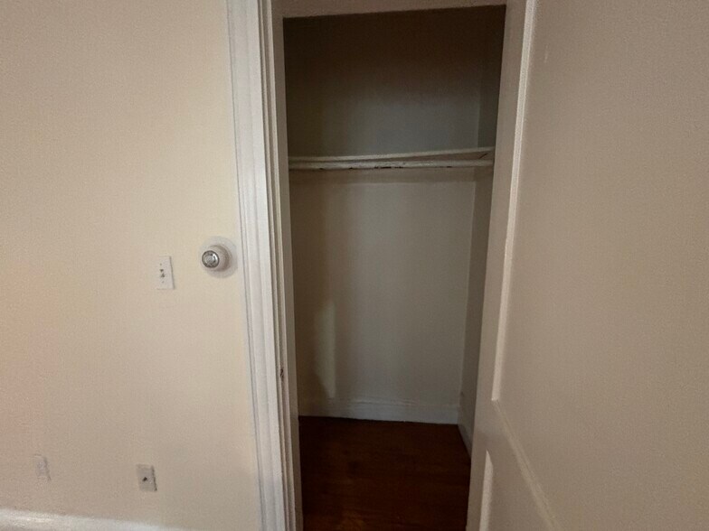 Building Photo - 213 Kelton St