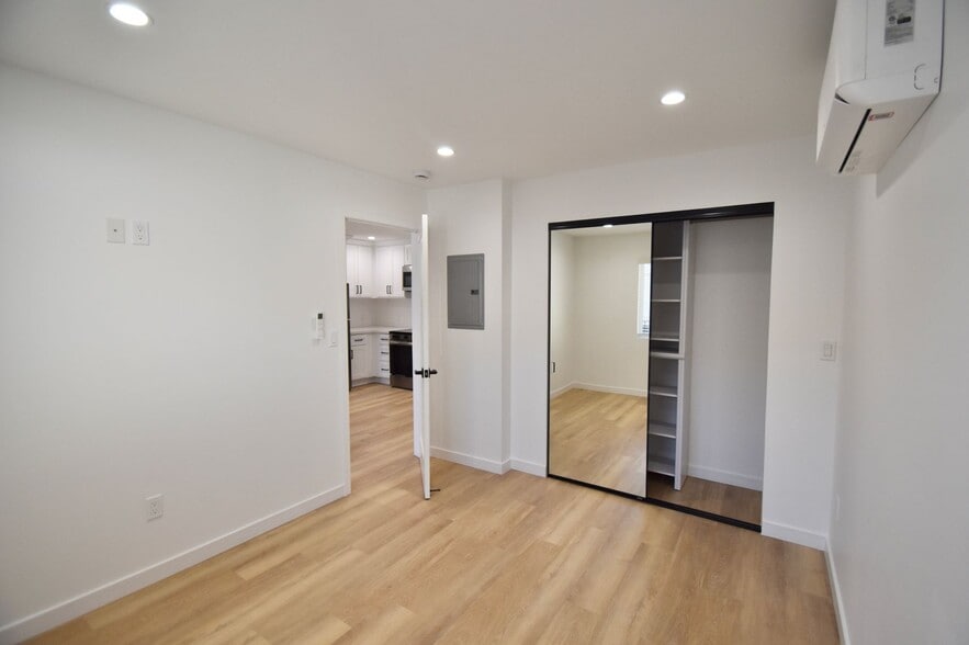 Building Photo - 14418 Dickens St