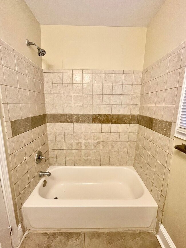 Building Photo - This 3 bedroom 1 bath home is located off Freedom Dr