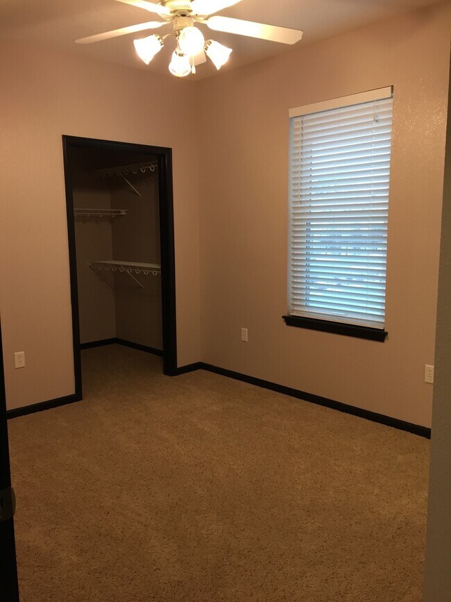 Building Photo - Large two bedroom apartment about a block away from Washburn University