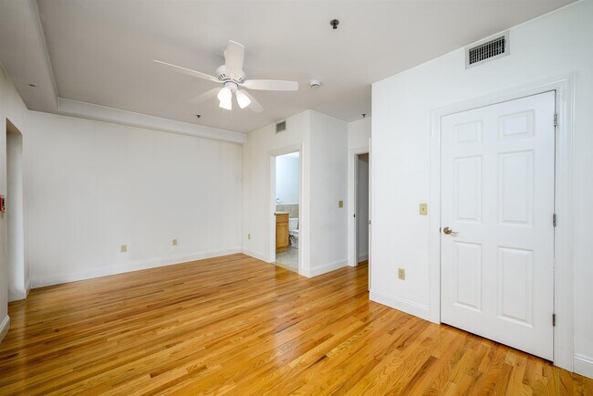 Building Photo - 912 Park Ave