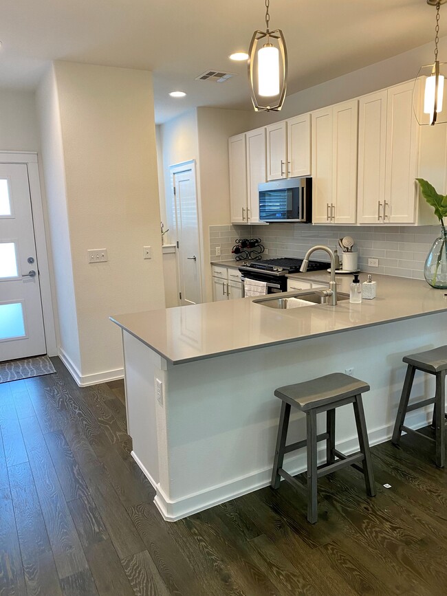 Building Photo - 6800 Menchaca Rd