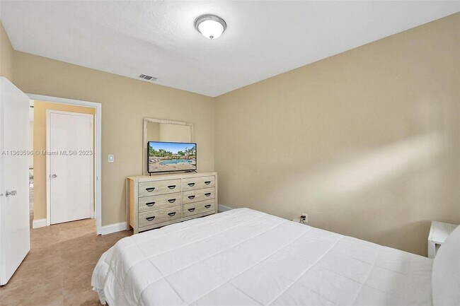 Building Photo - 1524 NE 15th Ave