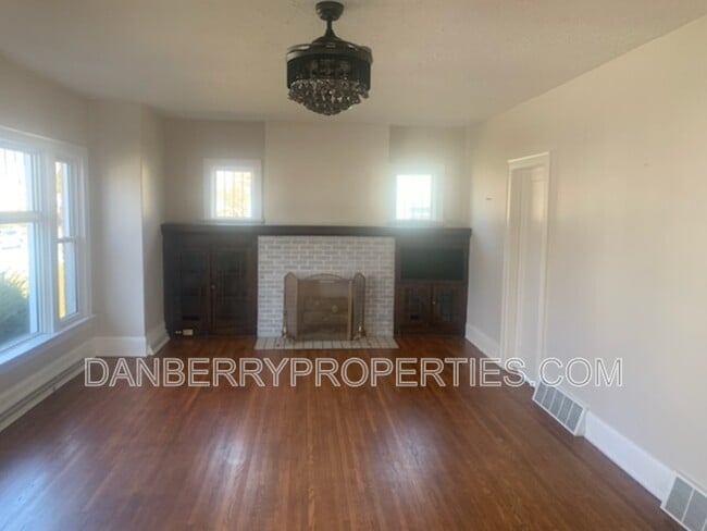 Building Photo - 301 E Bigelow St