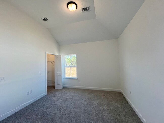 Building Photo - MOVE-IN READY [PET FRIENDLY - SMALL PETS O...