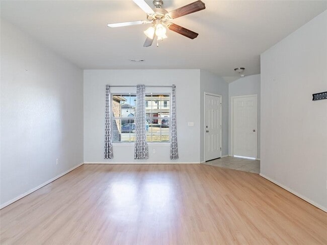 Building Photo - 904 SW Green World St