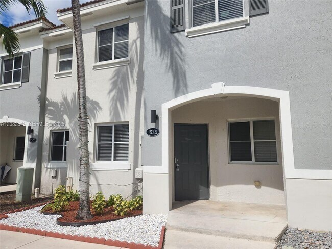 Building Photo - Southeast 31st Court, Homestead, FL 33035 - 3 BR 2.5 BA townhouse