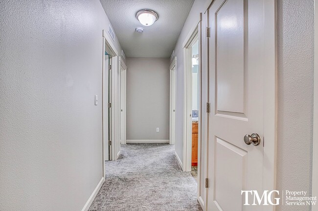 Building Photo - Spacious 4  BD Home with Modern Upgrades in Vancouver