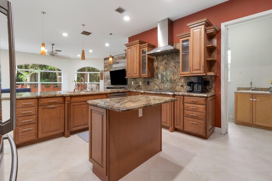 Building Photo - 6301 SW 58th Ct