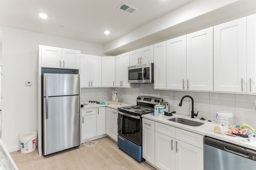 Building Photo - 812 N Holly St