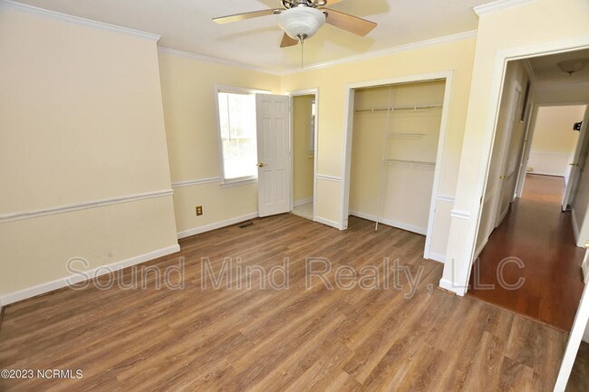 Building Photo - 1633 Country Club Rd