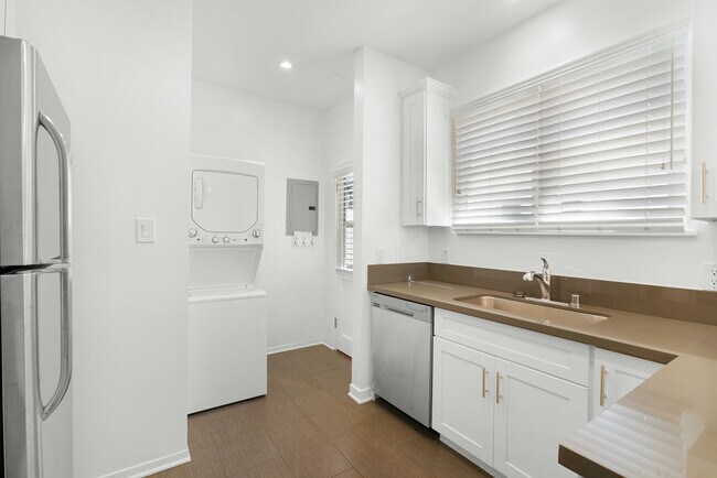 Kitchen - 1240 S La Jolla Ave