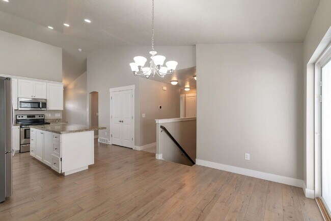 Building Photo - Available Now | American Fork, UT | 5 Bed | 3 Full Bath | Single-Family Home