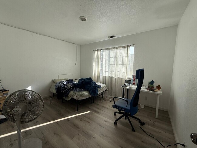 Building Photo - 2802 Sycamore Ln