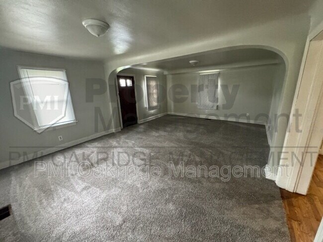 Building Photo - 906 Race Dr