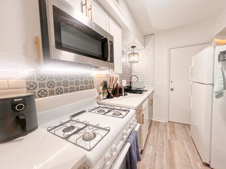 Building Photo - 5737 Hobart St