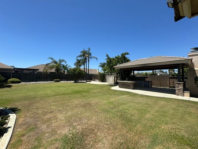 Building Photo - Gorgeous NW Bakersfield home with pool!