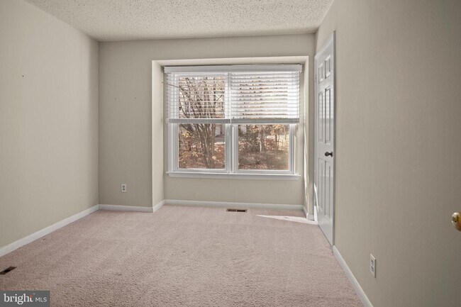Building Photo - Charming Townhome with Modern Amenities