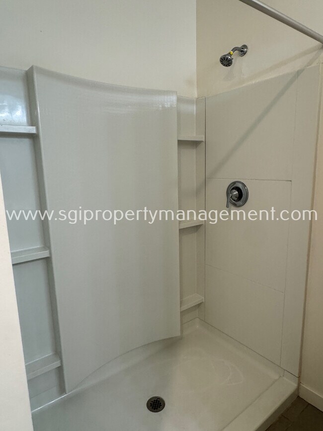 Building Photo - 724 E Ruby Dr