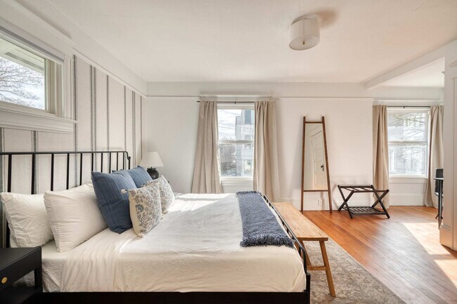 Building Photo - 1032-1036 Southeast 12th Avenue-SI ID1309849P