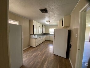 Building Photo - Spacious, remodeled 4 Bed, 2 Bath Home in ...