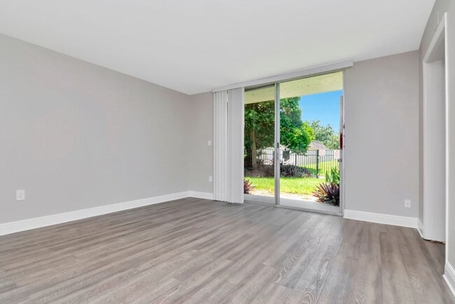 Building Photo - Ground Floor - Corner/End Unit - Upgraded ...