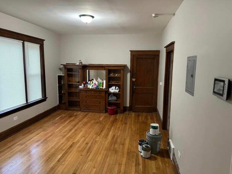 LIVING ROOM W BUILT IN SHELVES - 551 N Lavergne Ave