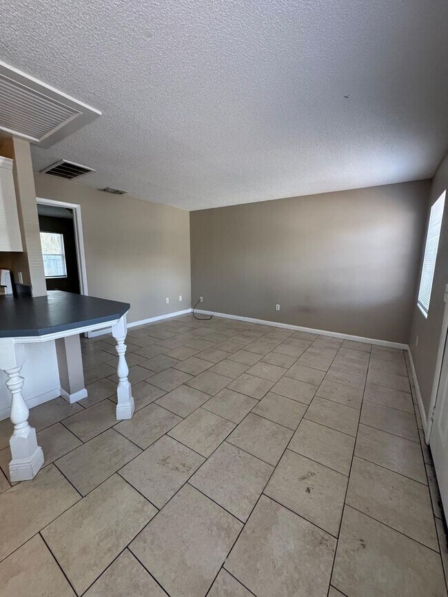 Building Photo - One Bedroom Apartment