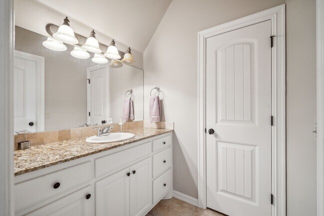 Building Photo - Stunning 5 bedroom 4.5 bath in Stonebrooke Glenn