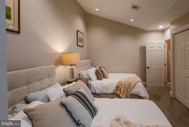 Building Photo - 15841 York Rd