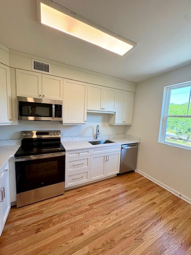 Building Photo - Newly Renovated Three Bedrooms Condo in South Windermere