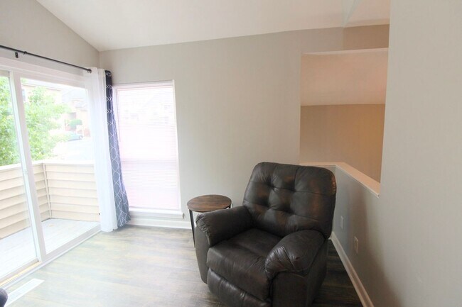 Building Photo - 1384 Bradley Dr