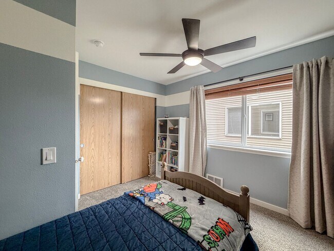 Building Photo - 2 bed/2.5 bath Townhome with Bonus Loft Space in North Seattle, $2,800/mo.