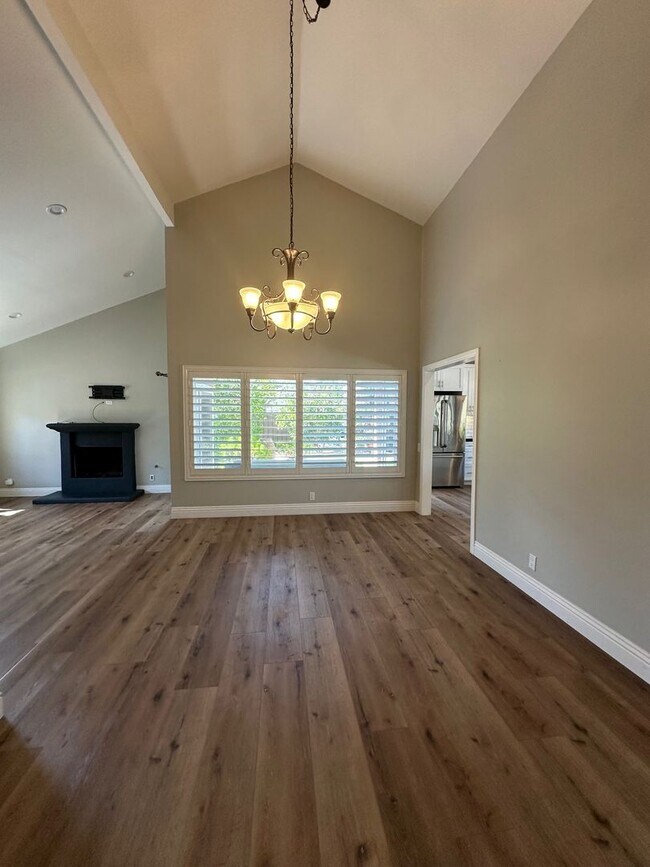 Building Photo - Stunning 4+2 Pool Home Home In Westlake Hi...