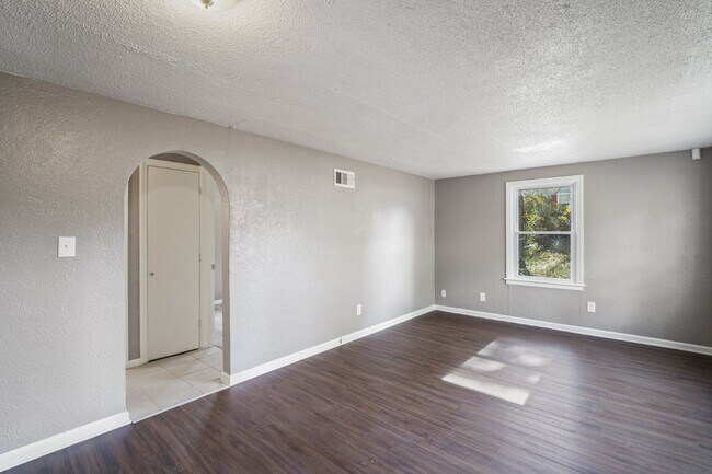 Building Photo - Charming 2 Bedroom Home in KCK! First Month Rent Free!